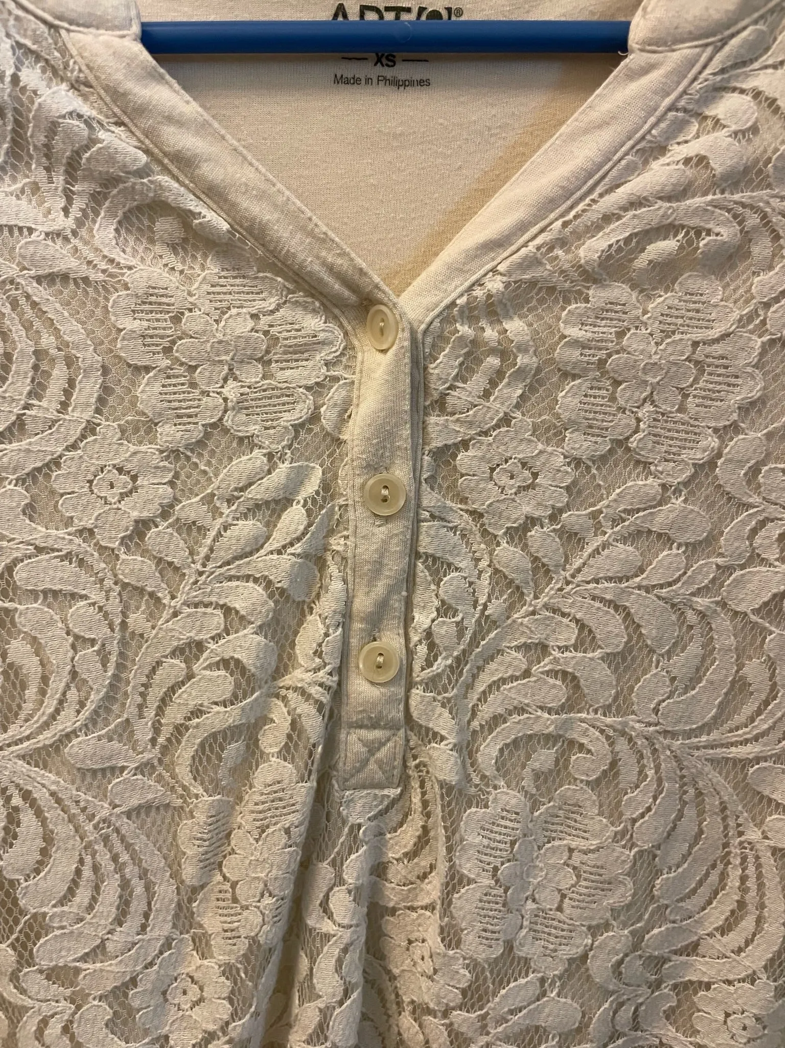 <€€ Womens/Juniors XSmall Ivory Apt.9 Tab Button Up Long Sleeves Henley Top Lace Overlay